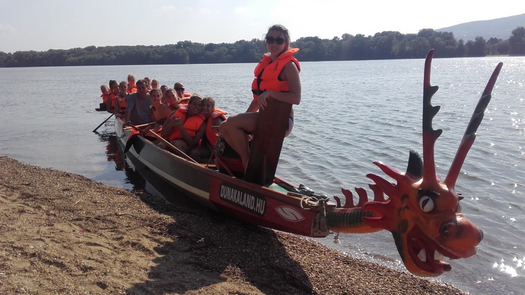 Egynapos csapatépítő osztálykirándulás felső tagozatosoknak, sárkányhajózás a Dunakanyarban